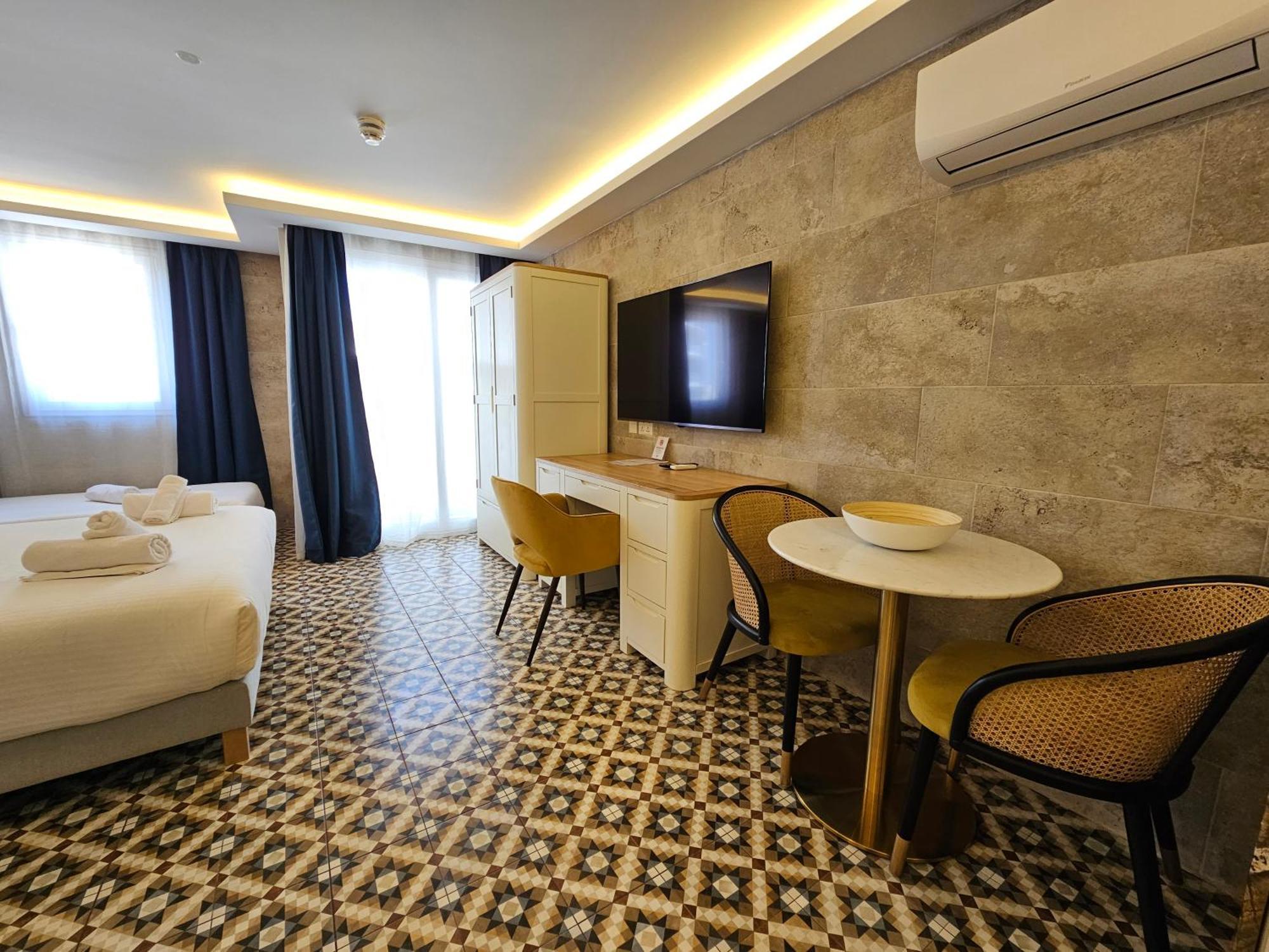 Balcony Hotel Saint Julian's エクステリア 写真